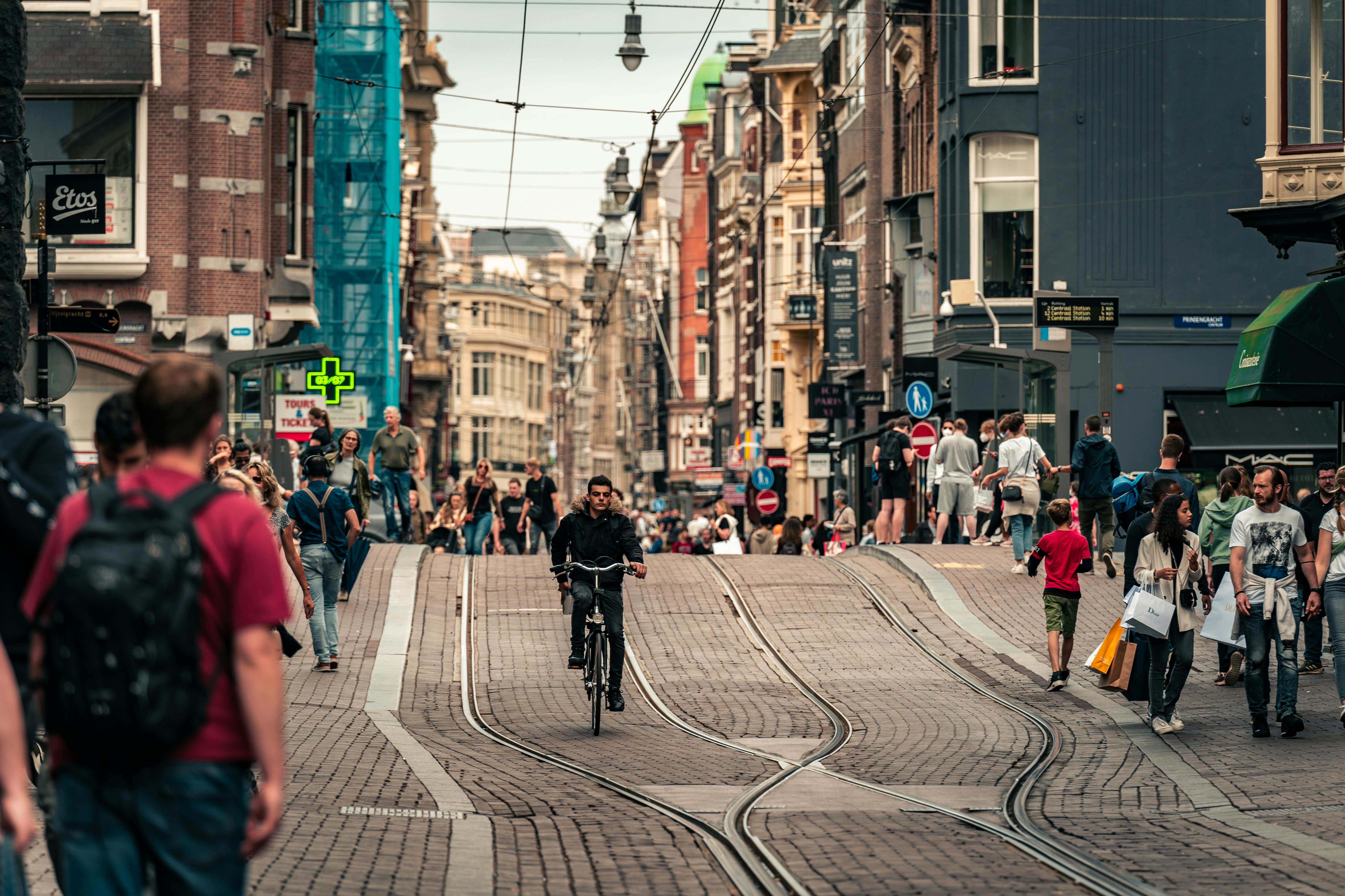 Personas y ciclistas en una calle de Ámsterdam, Países Bajos